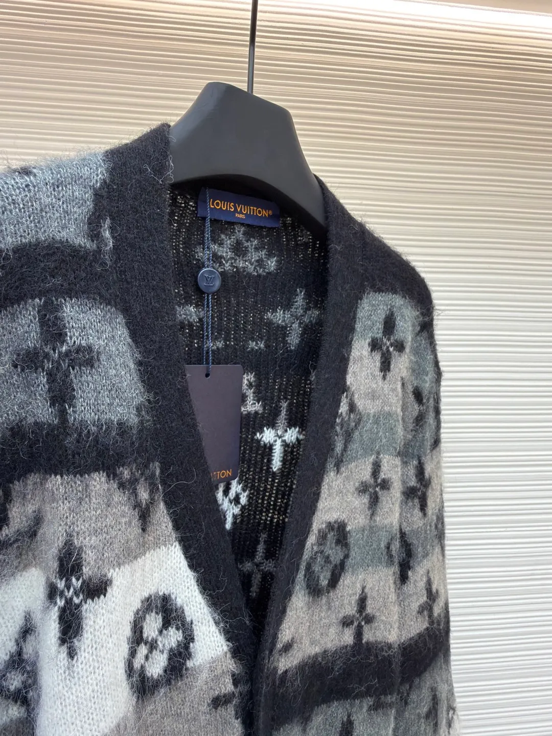 LOUIS VUITTON gradient mohair cardigan ●Original version: Purchased and developed by 15989 ●Item number: 1680803-C75 ●Fabric: mohair fabric ●Technology: knitting ●Version: loose fit ●Weight: about 685 grams ●Size: XS-S-M-L ●Description: Custom-woven mohair 67% + nylon 28% + sheep wool 5% yarn, purchased rich and finely ground mohair, imported Stoll weaving, full body alignment and stripe stitching, with black and white gray tones to highlight the full Monogram For the pattern, the mohair has been washed and naturally milled. After the shirt is woven, you need to manually remove the dotted lines that hang the hair, draw the knots and sew them. After sewing, wash and iron them to shape, then remove the clamps and catch the hair, wash it after catching it, and finally catch the hair again to achieve the same wool feel and effect as ZP. The process is very complicated. The overall wiring is straight and delicate, the fabric is comfortable and soft, and the color is consistent without color difference. It can be matched with the same style to create a fashionable look and control various occasions. Customized accessories, complete with three standards, same style for men and women!